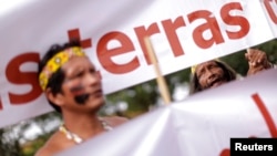 Indigènes de l’État de Maranhao manifestant devant le Palais Planalto à Brasilia contre un projet d’amendement constitutionnel qui propose le transfert du pouvoir des terres indigènes délimitées au Congrès national brésilien, 26 novembre 2014. (Reuters/Ueslei Marcelino)