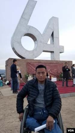 “六四”幸存者方政在纪念碑前 (刘士辉拍摄 )