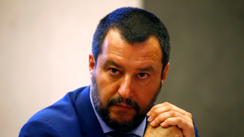 Indignation après la décision de Salvini d'évacuer des migrants d'un village en Italie