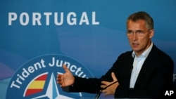 Sekjen NATO, Jens Stoltenberg, dalam sebuah konferensi pers setelah latihan perang NATO di Troia, selatan Lisbon, Portugal, Kamis, 5 November 2015. (AP Photo/Steven Governo)