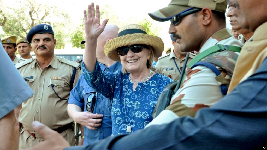 La exsecretaria de Estado de EE.UU. Hillary Clinton saluda a su llegada a Jodhpur, estado de Rajasthan, India, el martes, 13 de marzo de 2018.