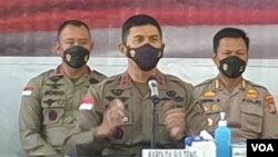 Penanggung jawab Komando Operasi (PJKO) Satgas Madago Raya, Irjen Pol Rudy Sufahriadi memberikan keterangan di Polres Parimo, Sulawesi Tengah, pada 19 September 2021. (Foto: VOA/Yoanes Litha).