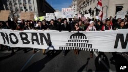 Protest protiv kontroverzne imigracione uredbe predsednika Donalda Trampa ispred Bele kuće, 4. februar 2017.