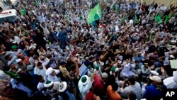 Supporters of Pakistani religious parties rally to condemn a recent series of deadly suicide bombings, in Karachi, Pakistan, Feb. 19, 2017. Pakistani police said Sunday that counter-terrorism forces are still conducting operations aimed at cracking down on militants following a bombing at a famous shrine that killed 88 people. 