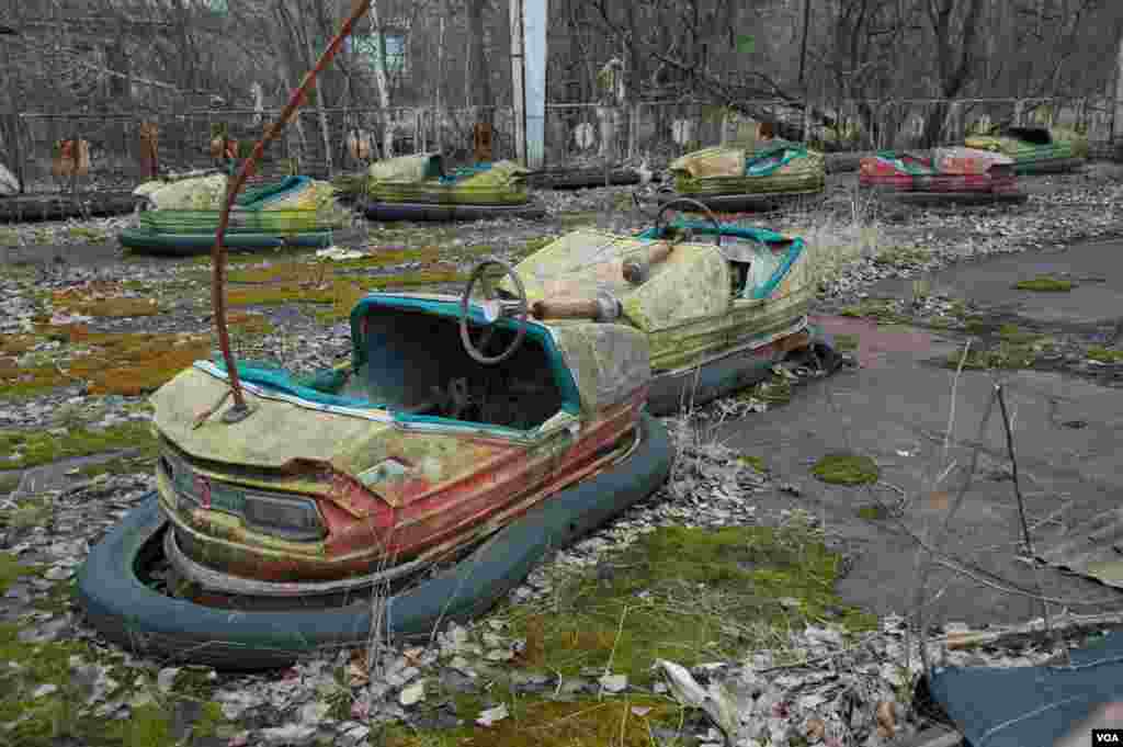 A rusting ride for children in the highly radioactive abandoned amusement park in Pripyat, near Chernobyl, March 19, 2014. (Steve Herman/VOA)