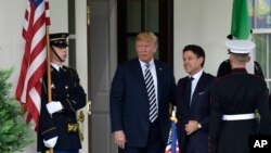 川普总统在白宫迎接意大利总理孔特。(2018年7月30日)