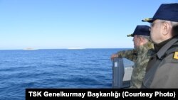 Türk Genelkurmay Başkanı Akar'ın sorunlu Kardak kayalıklarına yakın bir bölgede savaş gemisinde fotoğrafının çekilmesi Türkiye ile Yunanistan arasında gerginliğe neden oldu.