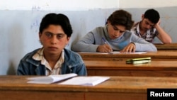 Học sinh trong một kỳ thi tại ngôi trường mà theo các nhà hoạt động xã hội nói, là nơi duy nhất ở Hama không bị kiểm soát bởi chế độ Syria, nằm trong khu vực được kiểm soát bởi Quân đội Tự do Syria.