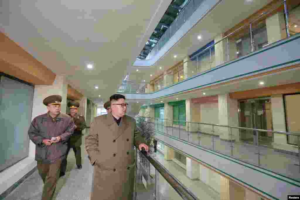 김정은 북한 국무위원장이 &nbsp;평양시내 여명거리에 건설된 아파트 복도를 둘러보고 있다.