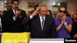 7일 베네수엘라 군사학교에서 임시안치된 우고 차베스 대통령의 시신에 조문하는 라울 카스트로 쿠바 국가평의회 의장(가운데). 니콜라스 마두로 베네수엘라 부통령(왼쪽)과 차베스의 딸 로사 버지니아도 참석했다.