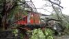 Le cyclone Batsirai longe l'île de la Réunion en alerte rouge, déjà 12 blessés