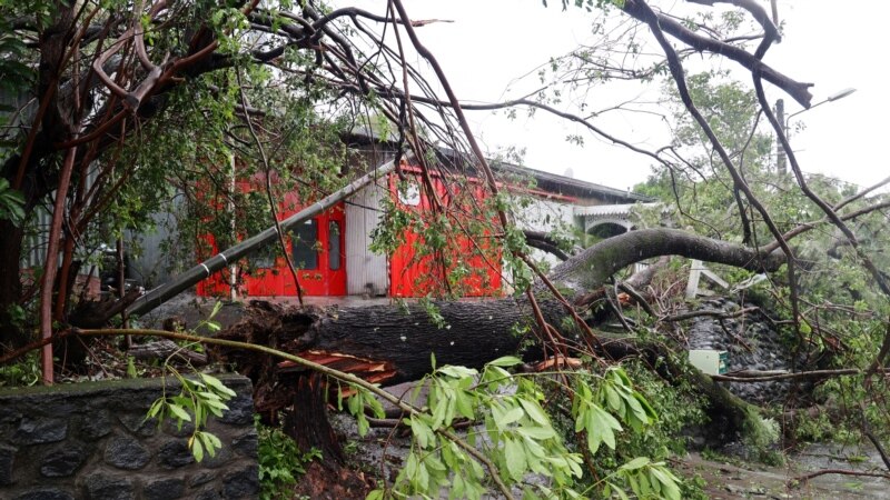 Le cyclone Batsirai longe l'île de la Réunion en alerte rouge, déjà 12 blessés