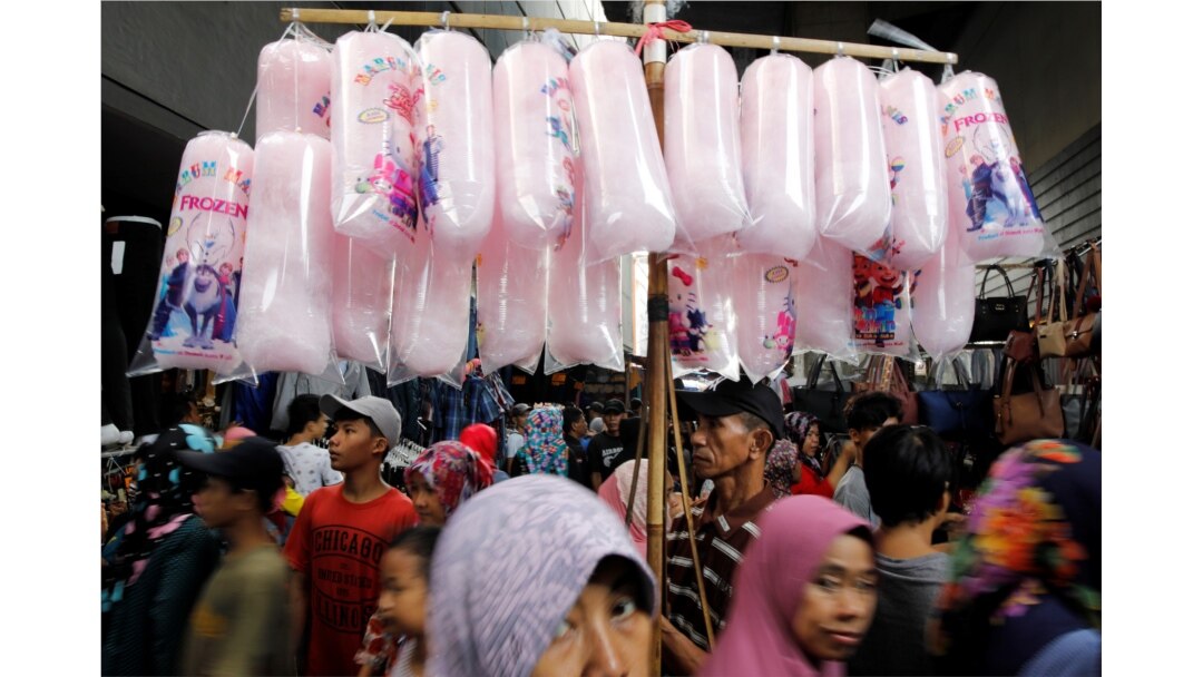 Seorang pria menjual permen kapas di Tanah Abang menjelang Idul Fitri di Jakarta. Ikatan Dokter Anak Indonesia (IDAI) mencatat pada November 2021 sebanyak 1.346 anak mengalami diabetes. Bahkan 60 hingga 70 persen anak diabetes pernah mengalami kadar gula tinggi. (Foto: REUTERS/Darren Whiteside)