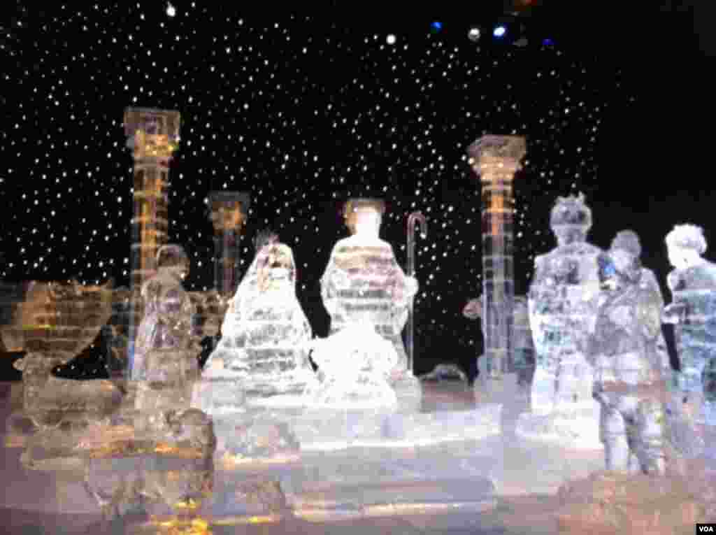 A nativity scene made of ice at National Harbor in Maryland. (Carolyn Presutti/VOA)