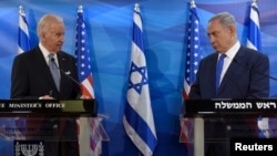 Joe Biden, então vice-presidente, (esq) e Benjamin Netanyahu (dir), em Jerusalem, 9 Março 2016