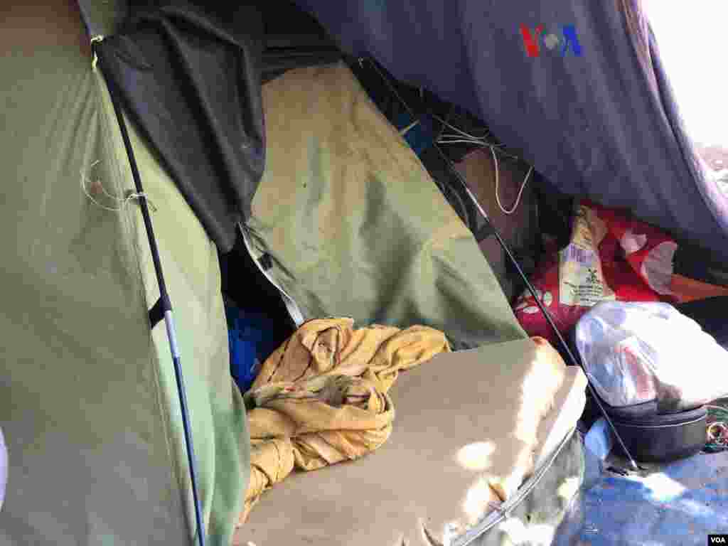Detalle de una las carpas del refugio improvisado creado por venezolanos en el vecindario Jardim Floresta, fronterizo de Brasil. Foto: Celia Mendoza - VOA