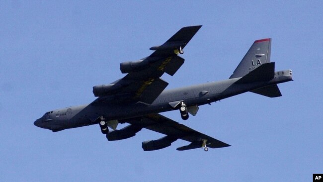 美军一架B-52战略轰炸机在关岛上空飞行。