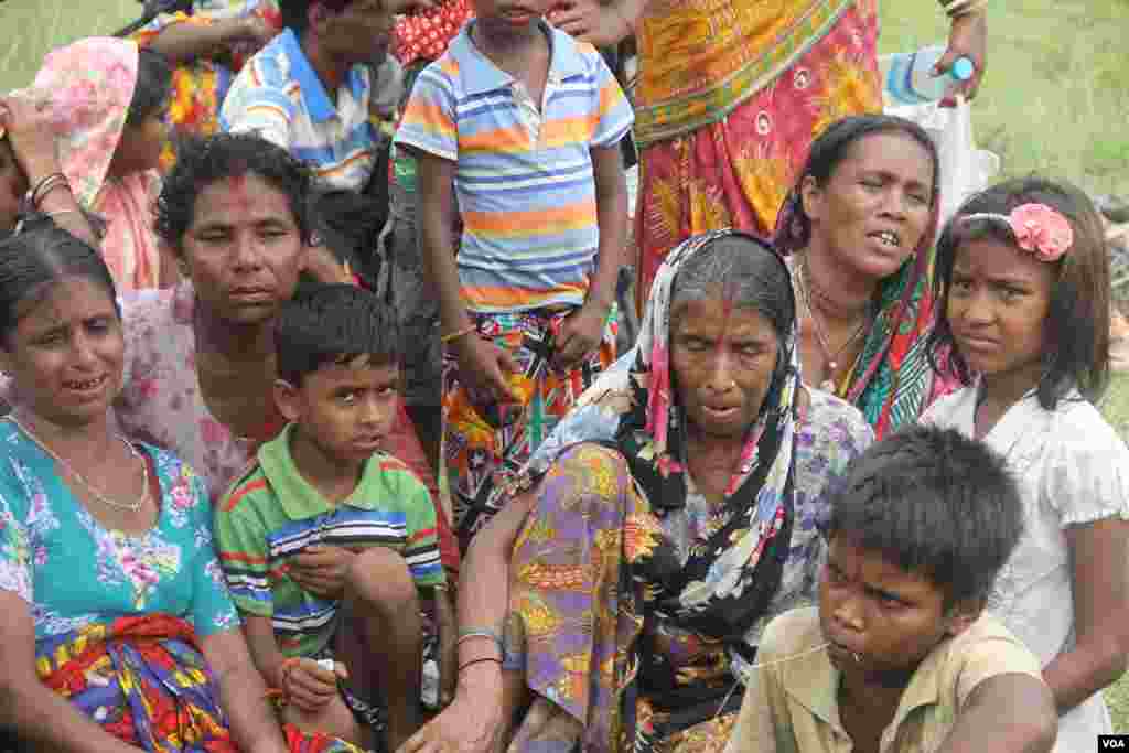 Para keluarga berkumpul dekat sebuah kuburan massal tempat ditemukannya beberapa jenazah warga Hindu di Negara Bagian Rakhine Utara di Myanmar, 27 September 2017.(Moe Zaw and Sithu Naing/VOA Burmese)