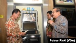 MenPAN RB Asman Abnur ditemani Gubernur Jawa Timur Soekarwo meninjau Mesin ATM Samsat Inovasi Dipenda Jatim di Kantor Samsat Surabaya Timur. (VOA/Petrus)