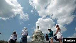 Sekelompok turis menaiki Segway dalam sebuah tur di gedung Capitol Hill di Washington, pada 25 Agustus 2009. (Foto: Reuters/Jim Young)