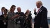 El presidente de Estados Unidos, Donald Trump, habla con los periodistas antes de abordar el Air Force One en el Aeropuerto Municipal de Morristown, en Nueva Jersey, el 15 de agosto de 2019. REUTERS / Jonathan Ernst.