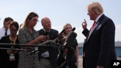 El presidente de Estados Unidos, Donald Trump, habla con los periodistas antes de abordar el Air Force One en el Aeropuerto Municipal de Morristown, en Nueva Jersey, el 15 de agosto de 2019. REUTERS / Jonathan Ernst.