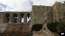 Berbagai upaya dilakukan untuk menarik agar burung-burung walet mau bersarang lagi di gereja tua San Juan Capistrano yang terletak di California ini (foto: dok.).