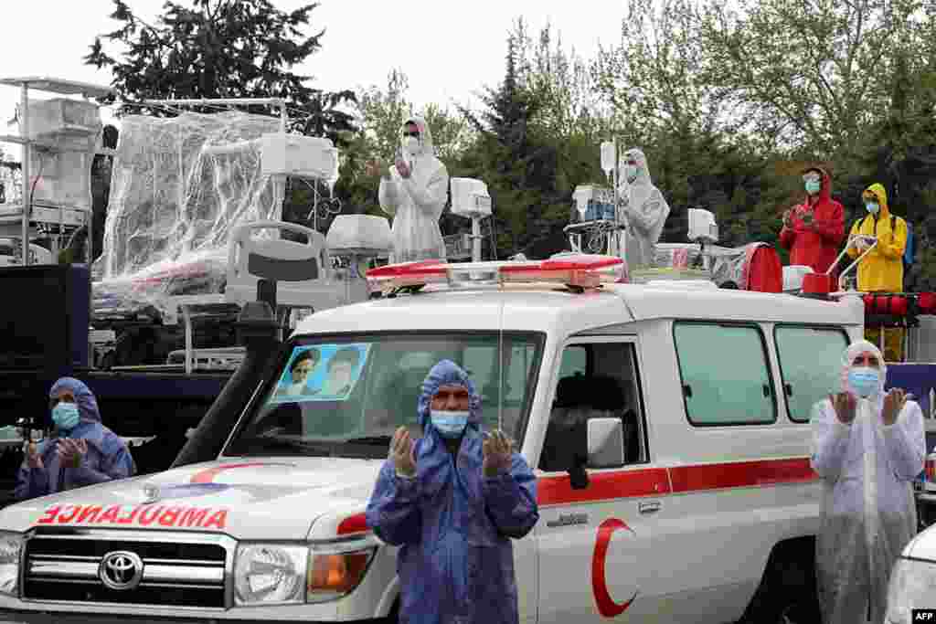 ایران میں 'آرمی ڈے' کے موقع پر فوج کے پیرامیڈیکل دستوں نے طبی آلات کے ساتھ سڑکوں پر گشت کیا۔