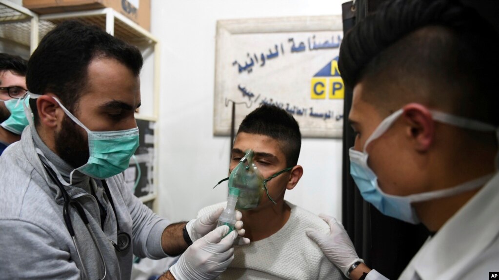 Dalam foto yang dirilis oleh kantor berita resmi Suriah, SANA, tampak seorang pria sedang mendapat perawatan menyusul dugaan serangan senjata kimia di kota tempat dia tinggal, al-Khalidiya, di Aleppo, Suriah, 24 November 2018.