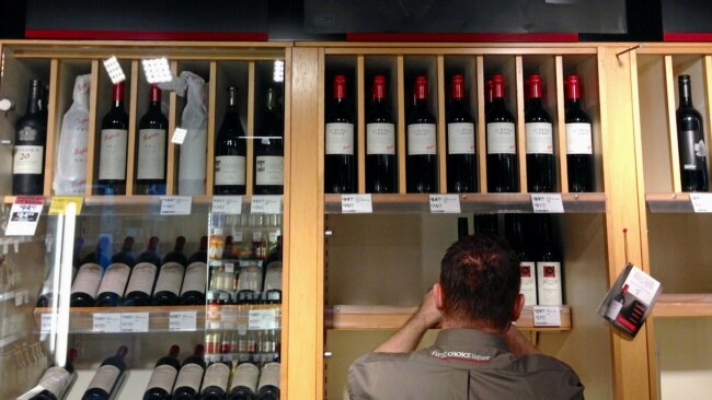 资料照：澳大利亚国库酒庄拥有的Penfolds葡萄酒酒庄店员将葡萄酒放到酒架上陈列。