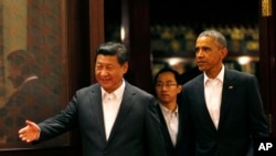 A Beijing, le président Barack Obama (à dr.) et son homologue chinois Xi Jinping (à g.) ont annoncé vouloir lever les droits de douane sur les produits de haute technologie (AP)