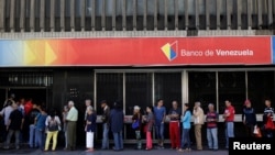 People line up to withdraw cash from a Banco de Venezuela branch in Caracas, Dec. 2, 2016. Venezuela's struggling economy took another hit on Friday when it's association with Mercosur was suspended.