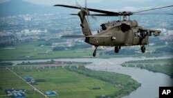 Helikopter yang membawa Ketua Gabungan Kepala Staf Jenderal Joseph Dunford terbang dekat Pyeongtaek, South Korea, 13 Agustus 2017.