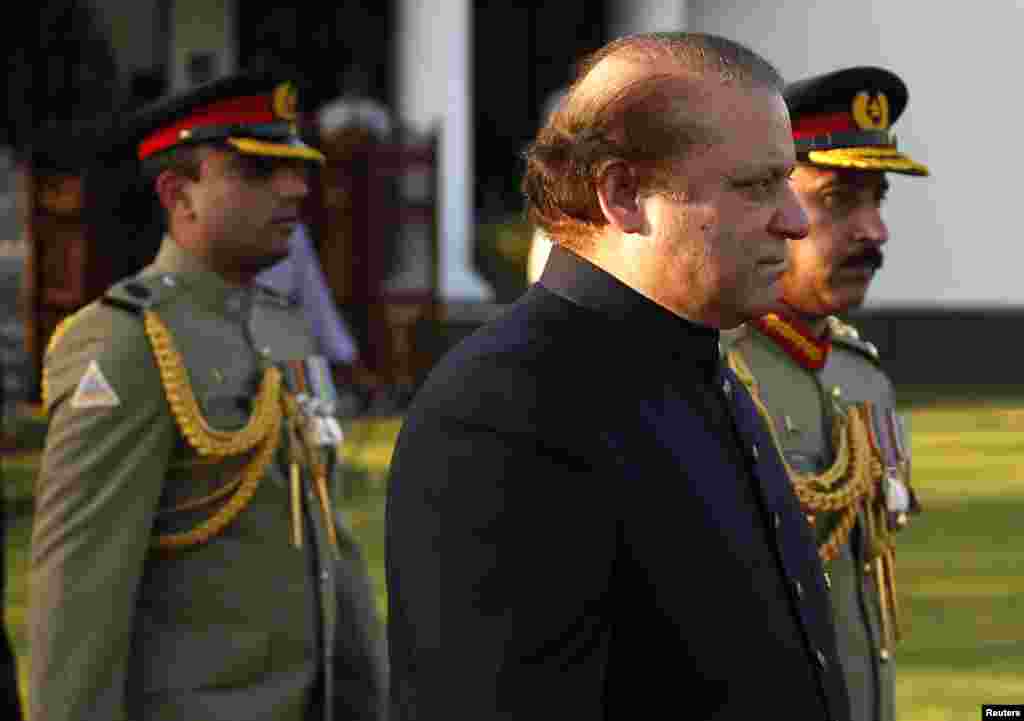 Pakistan&#39;s newly elected Prime Minister Nawaz Sharif (2nd R) arrives to inspect the guard of honor during a ceremony at the prime minister&#39;s residence after being sworn-in, in Islamabad June 5, 2013. 