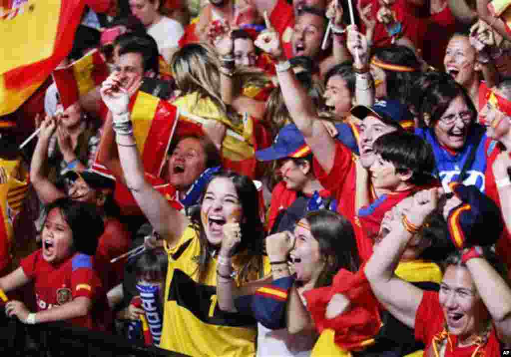 Spanish fans celebrate during in Madrid, Spain, Sunday, July 1, 2012. (AP Photo/Andres Kudacki)