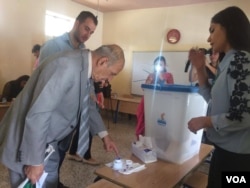 Iraqi Kurdish families photograph each other voting in a referendum for independence that Baghdad has vowed to prevent being implemented, in Irbil, Iraqi Kurdistan, Sept. 25, 2017. (H. Murdock/VOA)