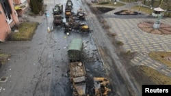 Kendaraan militer Rusia yang hancur di jalanan pemukiman Borodyanka, wilayah Kyiv, Ukraina, saat invasi Rusia ke Ukraina, 3 Maret 2022.