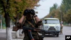 Один из украинских военнослужащих в зоне конфликта в Донбассе