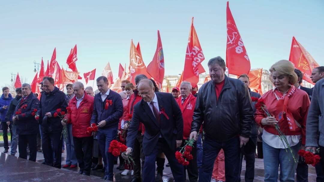 Članovi ruske Komunističke partije i njen lider Genadi Zjuganov polažu cveće na Grob neznanog junaka u Moskvi, 1. maja 2021.