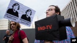 Manifestantes en Alemania reclaman contra el supuesto espionaje de la NSA sobre ciudadanos alemanes. 