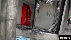 Un cajero automático destrozado después de la protesta del sábado contra el aumento de los precios de los boletos del metro en Santiago, Chile, 20 de octubre de 2019. REUTERS / Iván Alvarado.