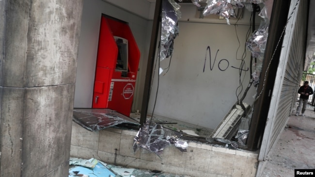 Un cajero automático destrozado después de la protesta del sábado contra el aumento de los precios de los boletos del metro en Santiago, Chile, 20 de octubre de 2019. REUTERS / Iván Alvarado.