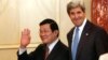 美国国务卿克里在美国国务院华盛顿总部接待来访的越南国家主席张晋创。（2013年7月24日） 