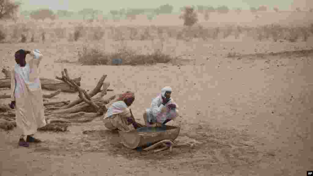 Hissaeni Abdoulaye, lave son visage avec de l&#39;eau au Tchad, le 19 avril 2012.