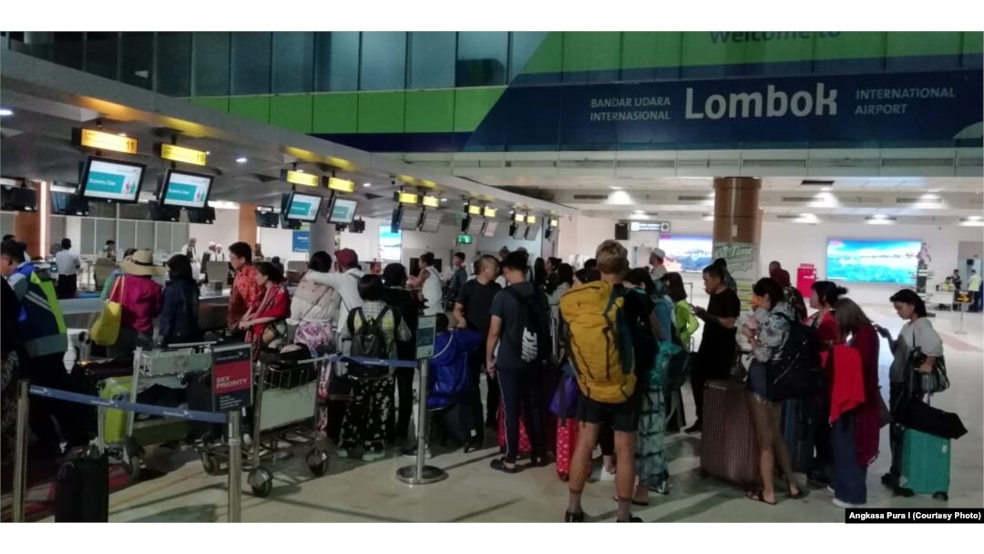 Suasana bandara di Lombok mulai normal setelah sebelumnya para calon penumpang dan pegawai dievakuasi keluar bandara.