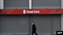 Ziraat Bank, es el mayor banco de activos en Turquía. El gobierno en disputa usaba la entidad para pagar a los contratistas, mover dinero e importar productos en liras turcas.