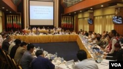 ျမန္မာ့ၿငိမ္းခ်မ္းေရးအတြက္ အစိုးရ၊ လက္နက္ကိုင္၊ ႏိုင္ငံေရးပါတီဝင္တို႔ရဲ႕ အလြတ္သေဘာ ေဆြးေႏြးပဲြ ျမင္ကြင္း။ (ၾသဂုတ္ ၁၈၊ ၂၀၁၄)