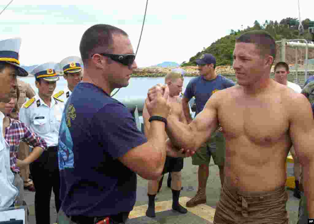 峴港 (7月17日) 搜救艦護衛者號水兵示範潛水後體能測試。