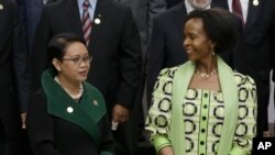 Menlu Indonesia Retno Marsudi berbincang dengan Menlu Afrika Selatan Maite Nkoana-Mashabane sebelum pembukaan KAA di Jakarta, Senin (20/4).