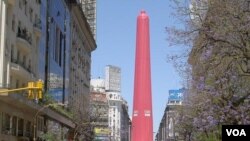 Sebuah kondom raksasa dipasang di tugu "Obelisk" di pusat kota Buenos Aires, Argentina untuk memperingati Hari AIDS sedunia (foto dokumentasi).